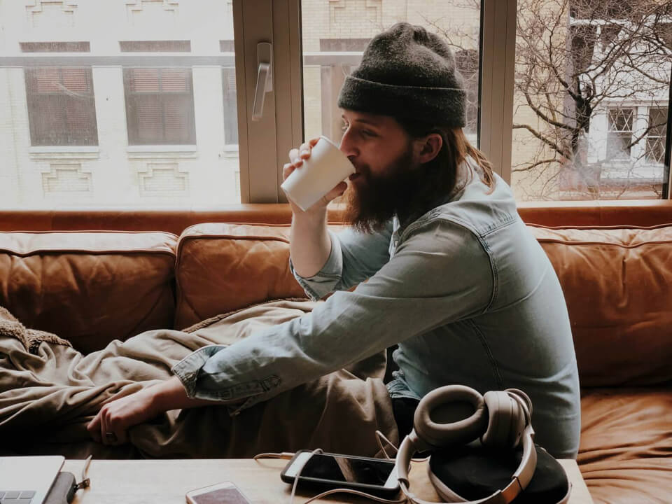 man drinking coffe